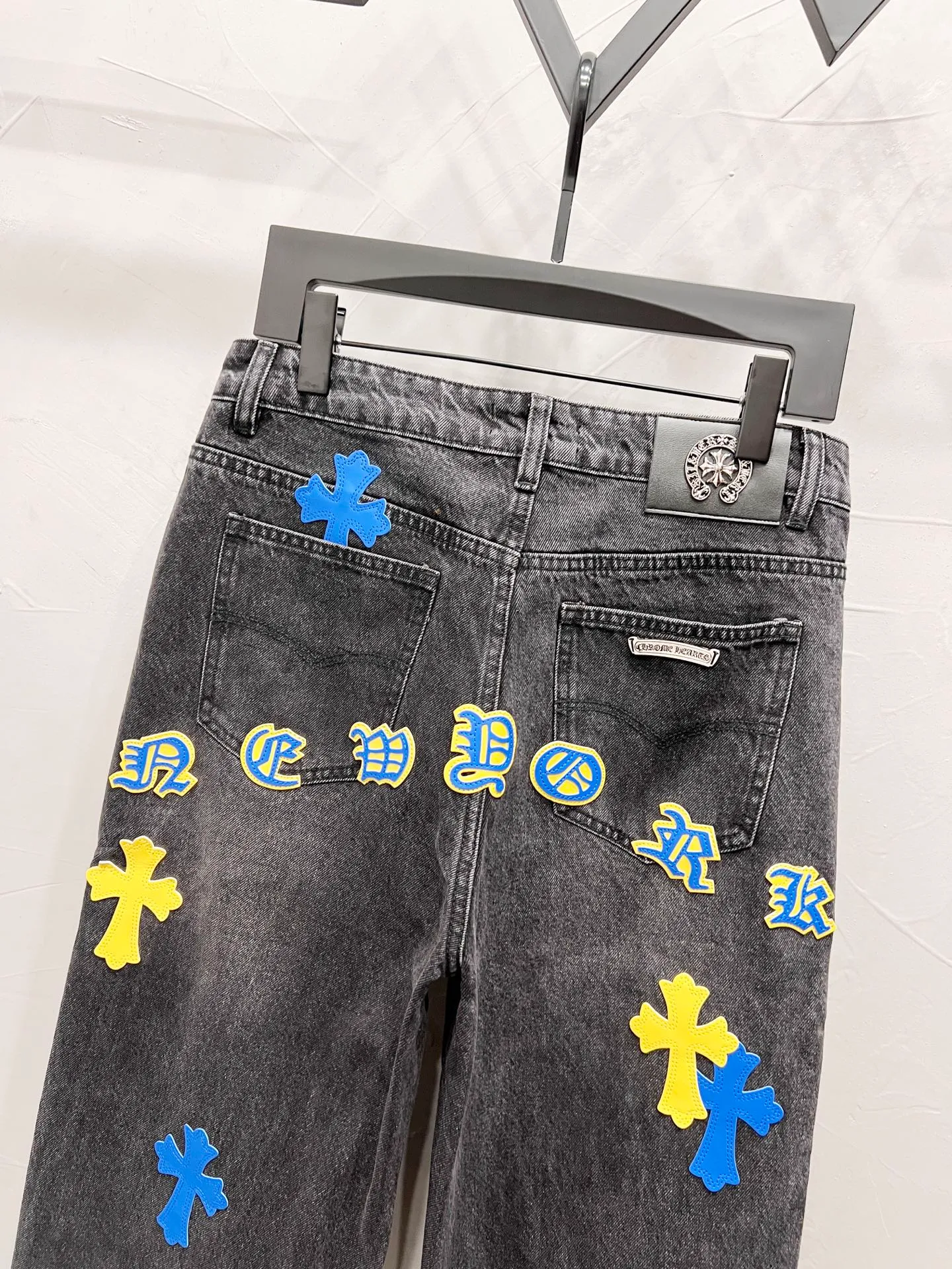 P240 Style number: [M937] Chrome hearts & Chrome hearts 25ss blue and yellow leather black trousers cross patch leather jeans CH Chrome hearts double knee cross patch leather bo1 version logging pants straight working pants B136 Chrome hearts cross Sanskrit overalls Counter price 24W level, patchwork cross flower embellishment, high waist washed jeans! ! Absolutely high-end luxury products, 1.9W level god-level single products, super popular products, made by top heavy industry, not to be missed. About Zangyin, this is an extremely luxurious fashion brand, which can also be called the nobles of the high street. It has always been an exclusive brand of some hipsters or rich second generation. Compared with ordinary high streets, it is more luxurious and noble. Compared with luxury brands, it has a more fashionable personality and has always been a brand that I have a special liking for. Imported yarn is custom-woven into a high-density twill canvas. While ensuring a stiff silhouette, the fabric feels very delicate. It follows the B01 classic silhouette. The upper body is crisp and stylish. The ready-made garments are stone-ground and fermented and can be matched with any style. Buttons and zinc brushing are washed with genuine YKK retro metal products. Double-layered canvas on the front. Perfect details. All hardware is perfect. Size: 30-32-34-36 Color: blue-yellow leather and black pants.
